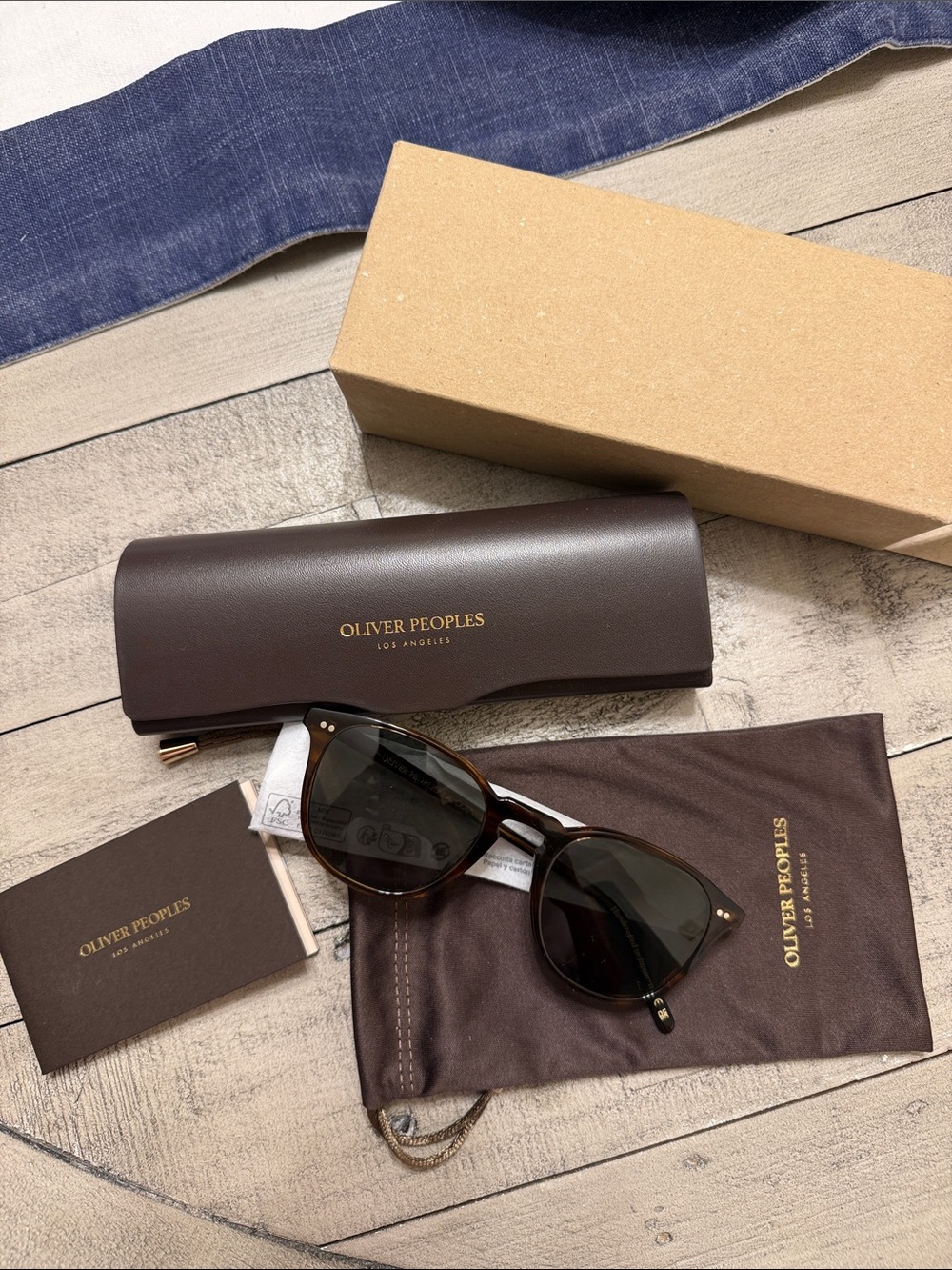 Oliver Peoples Forman L.A OV5414SU Sunglasses × 1
Tortoise-OV5414SU 17249A